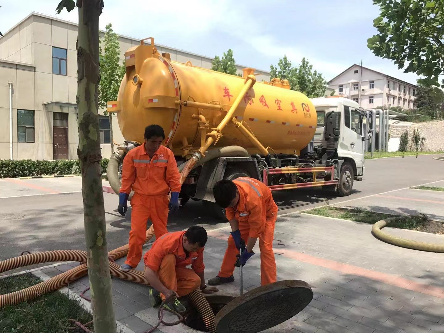 沙河口化粪池清理与5-8吨吸粪车施工效率分析